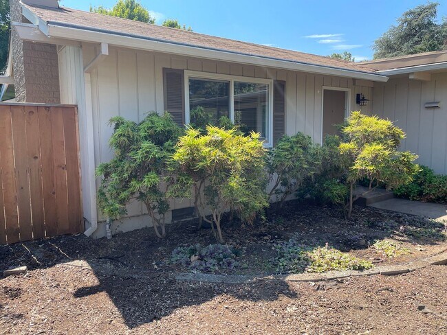 Foto del edificio - $300 OFF 1st Month's RENT!! - East Medford...