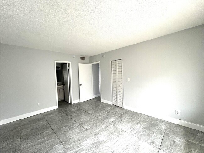 Building Photo - 151 SE 6th Ave