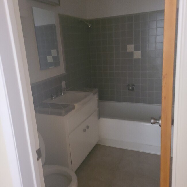 Building Photo - 2501 Beverley Ave