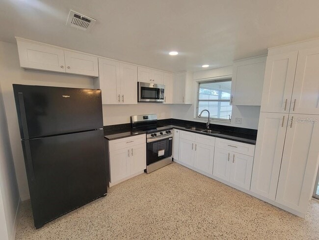 Building Photo - 13637 Maria Dr