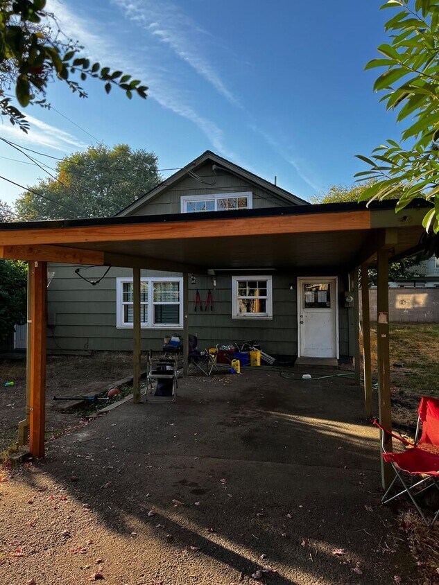 Primary Photo - Private Large 4 Bedroom Home!