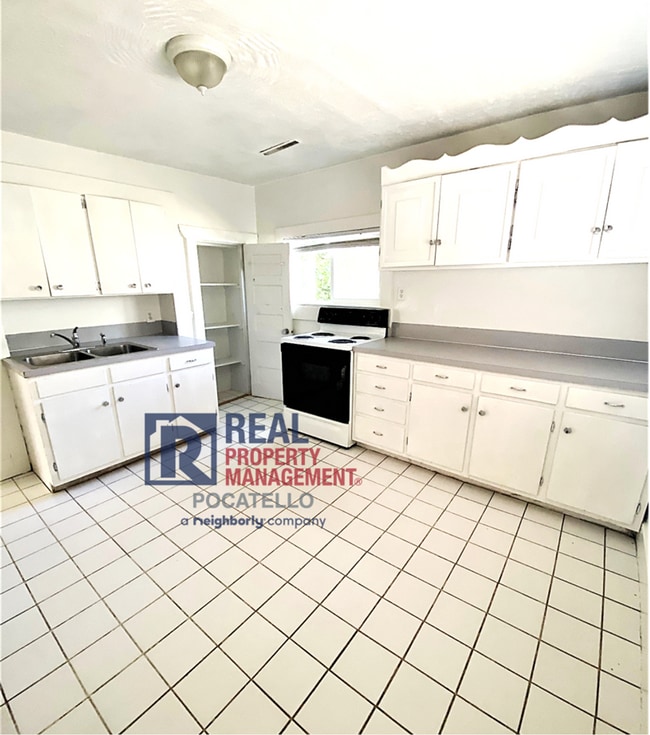 Foto del edificio - 3 bedroom 1 bath home - Dogs negotiable with additional fees