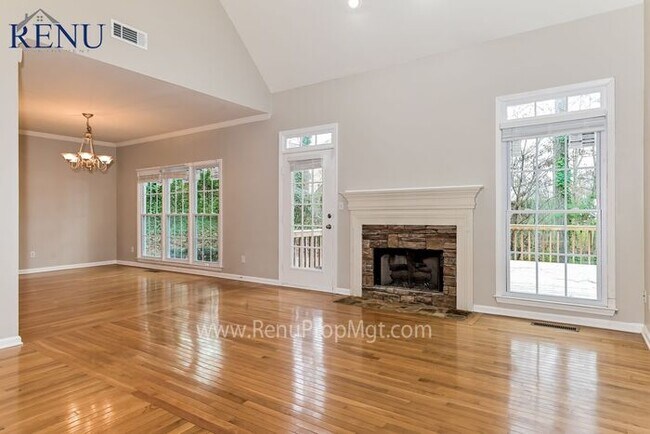 Foto del edificio - Now Available! 3 bed 3.5 bath!