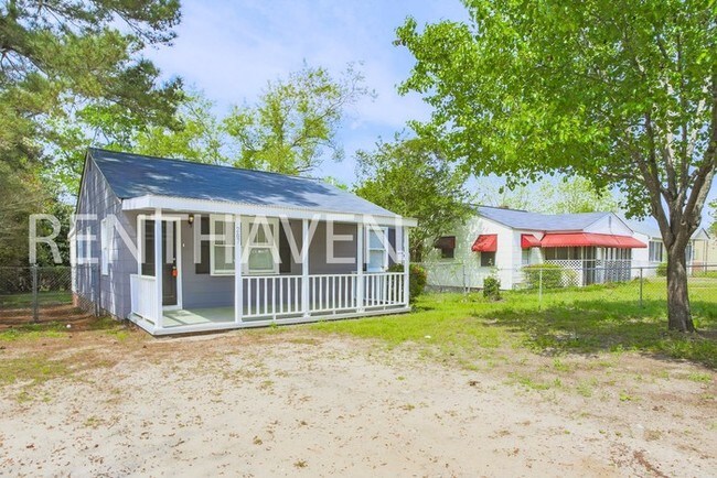 Building Photo - Large workshop in backyard!