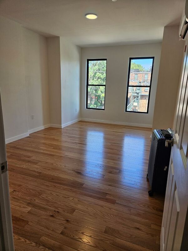 Building Photo - 2527 St Paul St