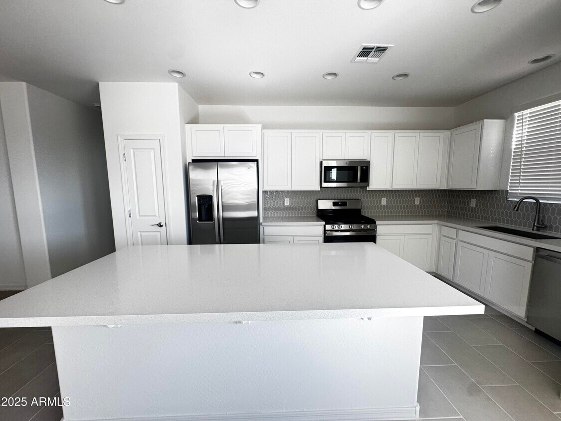 Foto principal - 9957 W Mitchell Ave