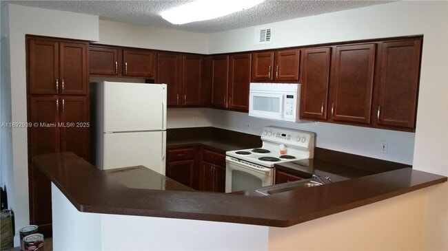 Foto del edificio - 7640 Westwood Dr