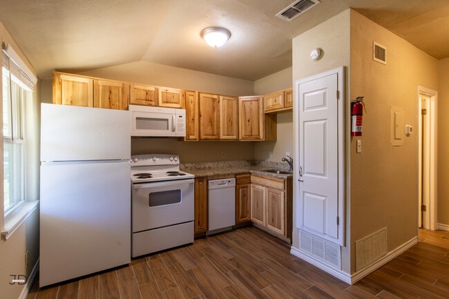 Building Photo - 1704 Fairfax Ave