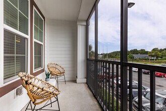 2BR, 2BA -1,143SF - Patio - Alta Longwood