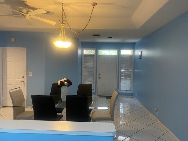 Foto del edificio - 9678 Royal Palm Blvd