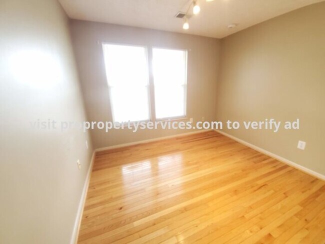 Foto del edificio - Beautiful Top Floor Garden Condo In Frederick