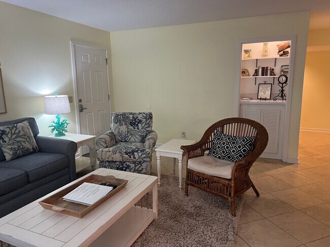 Foto del edificio - Unfurnished First Floor 3BR Condo in Sea P...