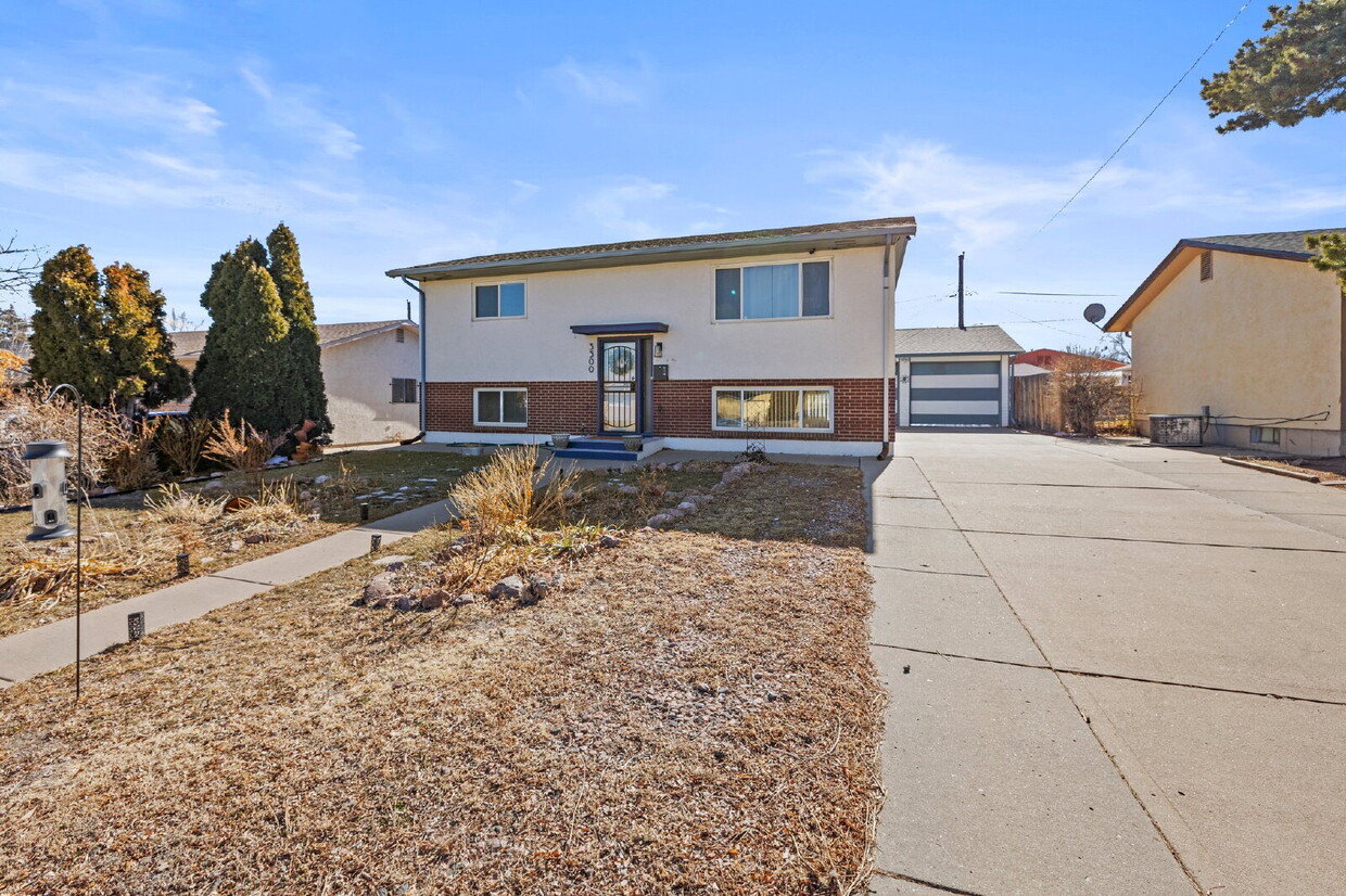 Primary Photo - Spacious South Pueblo Gem with Workshop & ...