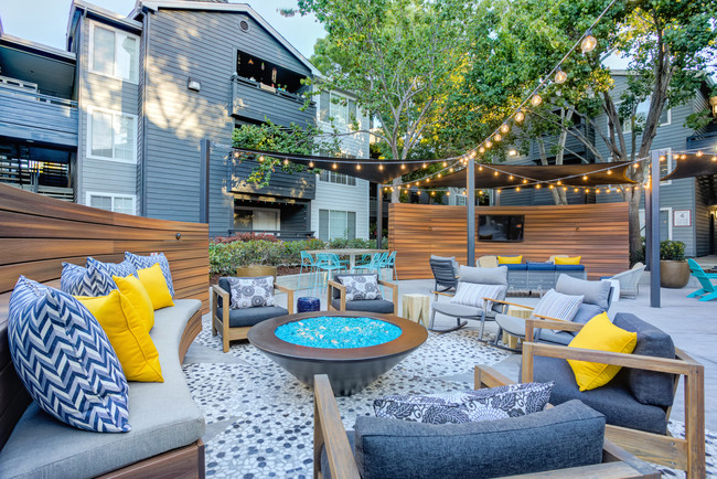 Rotunda Patio with Fire Pits - Avana Sunnyvale