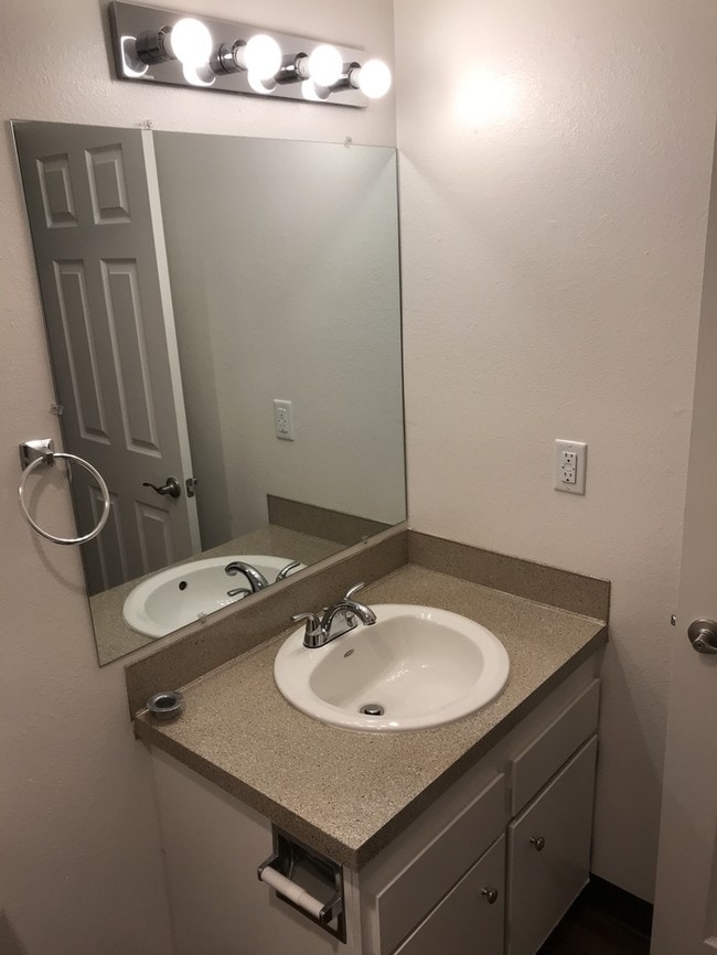 Building Photo - $300 Off move in!