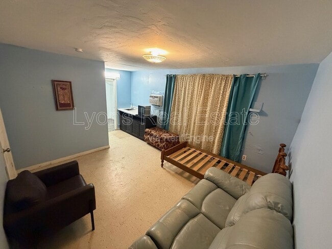 Building Photo - 653 Howells Cir Dr