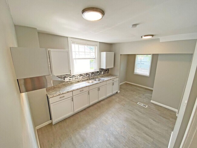 Building Photo - Beautifully Remodeled Single-Family Home i...