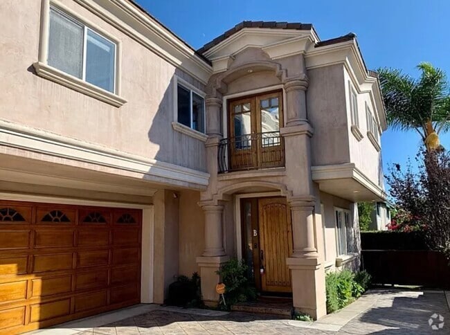Building Photo - 2212 Marshallfield Ln