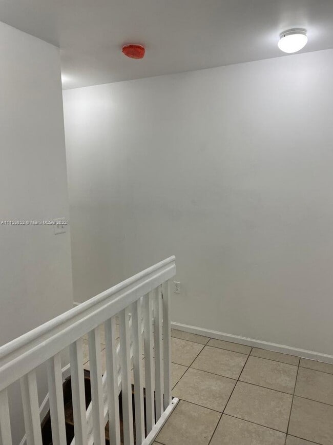 Building Photo - 13924 NE 2nd Ave