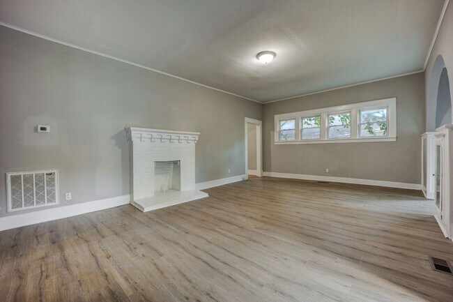 Building Photo - Freshly Updated 3 Bedroom House