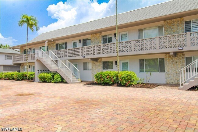 Foto del edificio - 1686 Blue Point Ave