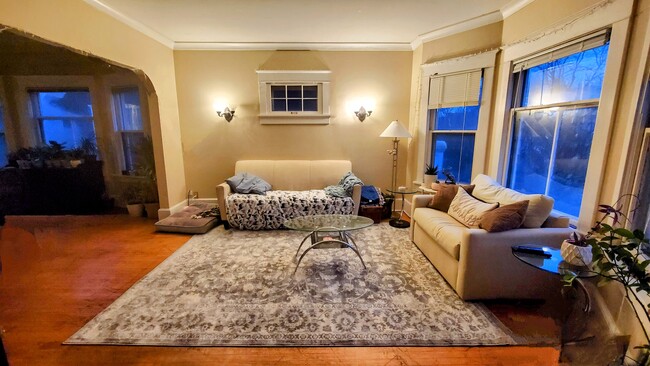 Foto del edificio - 3022 N Frederick Ave