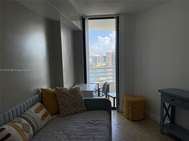 Foto del edificio - 3300 NE 192 St
