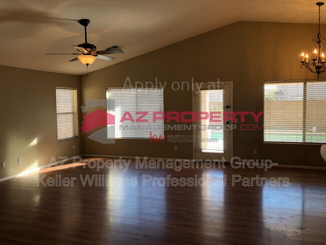 Foto del edificio - 15025 W Desert Hills Dr