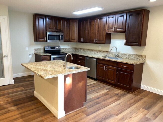Foto del edificio - Upgraded 2 bedroom condo in a gated commun...