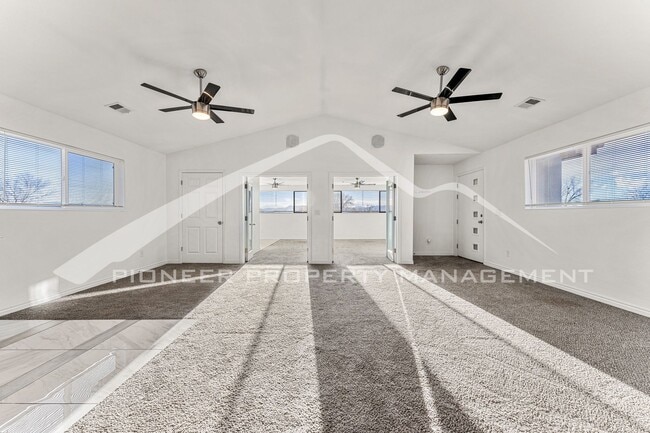 Building Photo - Upper Level Half Duplex with Central A/C and In-Unit Laundry