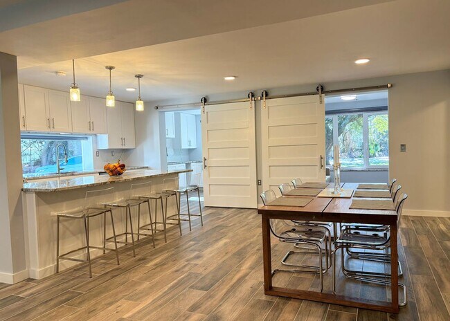 Foto del edificio - Available 7/10. Gorgeous Custom-Built 3 BR/3.5 BA Home on HUGE Corner Lot in Old Mt Pleasant!