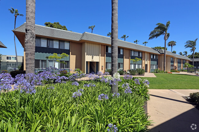 Courtyard - Pacific Breeze Apartments