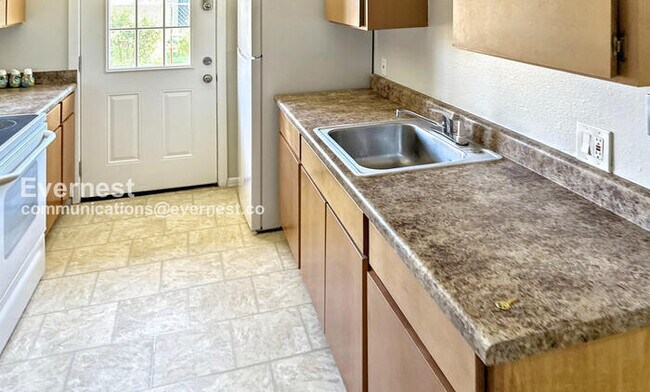 Foto del edificio - 825 E 5th St