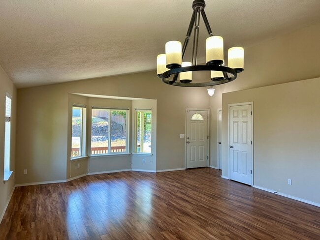 Foto del edificio - Three Bedroom Home in South Salem with a View