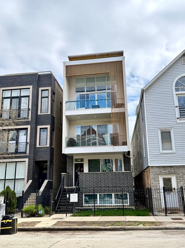Building Photo - 1021 N Hermitage Ave