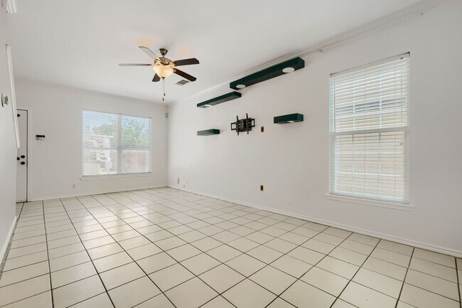 Foto del edificio - 5635 Midcrown Dr