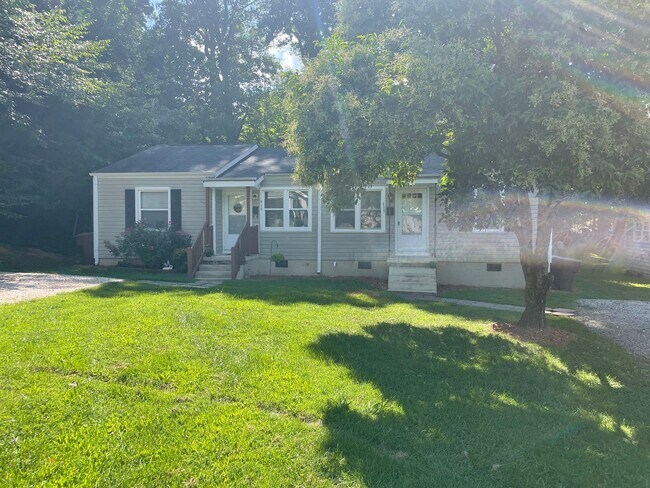 Building Photo - Adorable Duplex Located Off Spring Garden ...