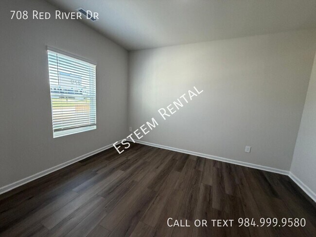 Foto del edificio - 708 Red River Dr