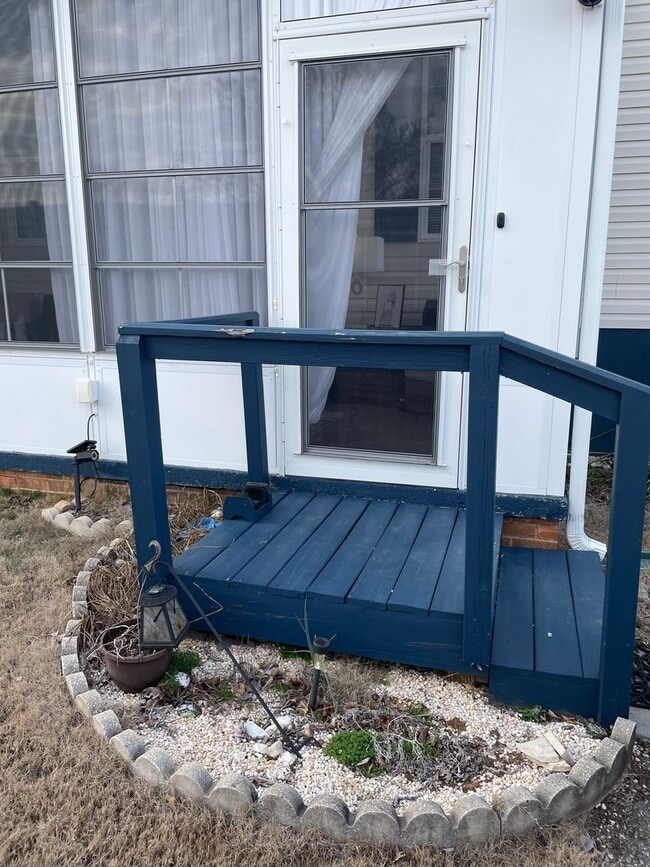 Building Photo - 3 Bedroom 2 Bath Home with large Sunroom i...