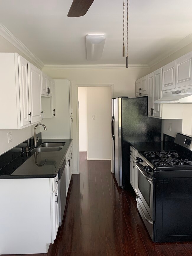 Building Photo - 1547 Saltair S Ave
