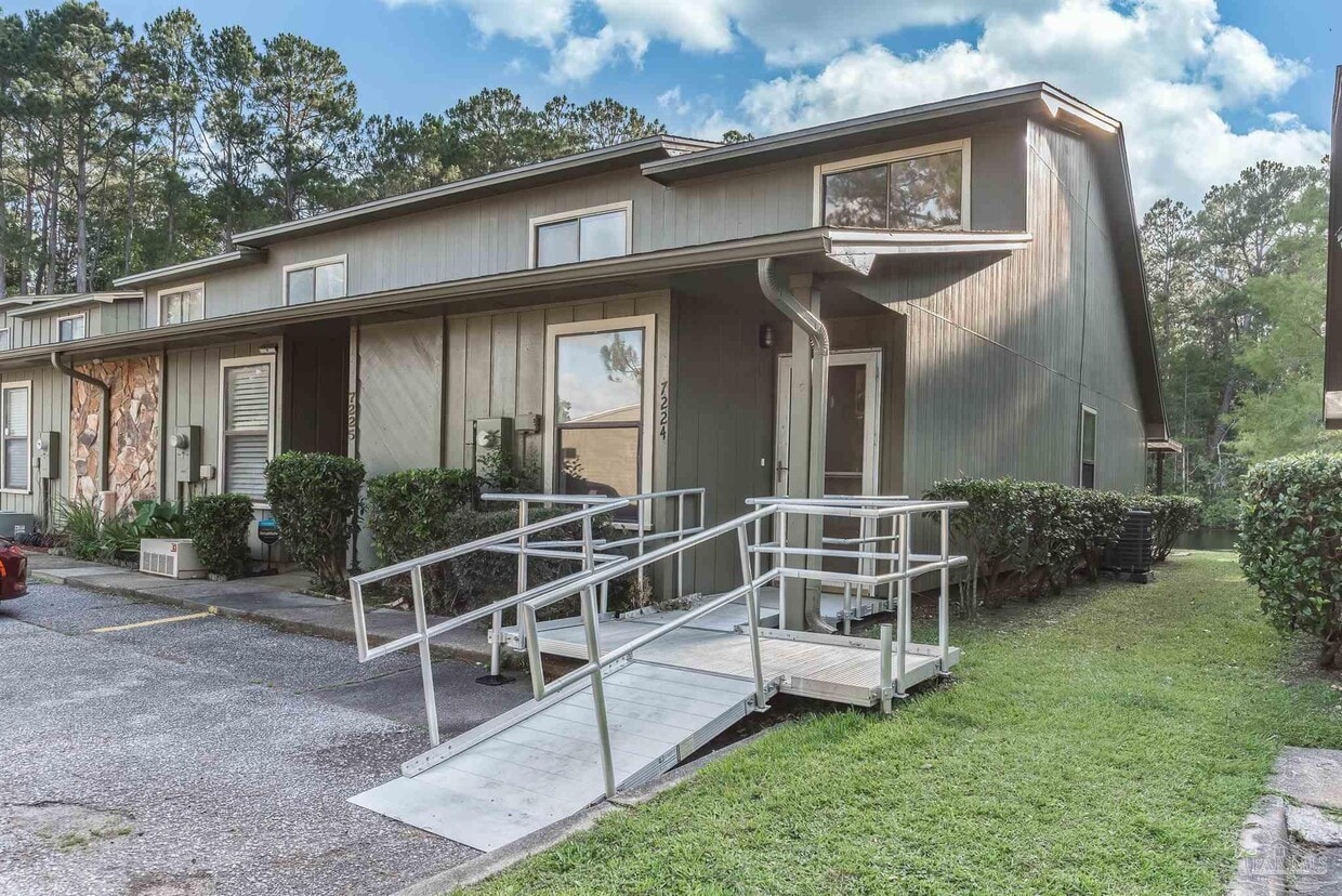 Primary Photo - 7224 Lago Vista Ct