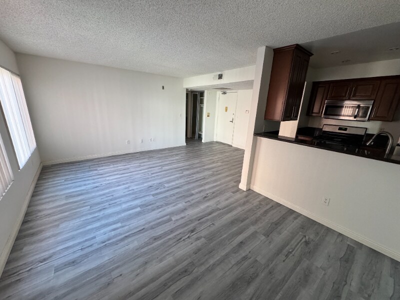 Foto principal - 10911 Rochester Ave
