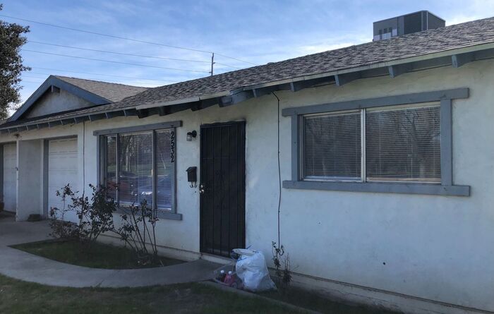 Primary Photo - Nice 2 Bedroom 1 Bath 1 Car Garage Duplex