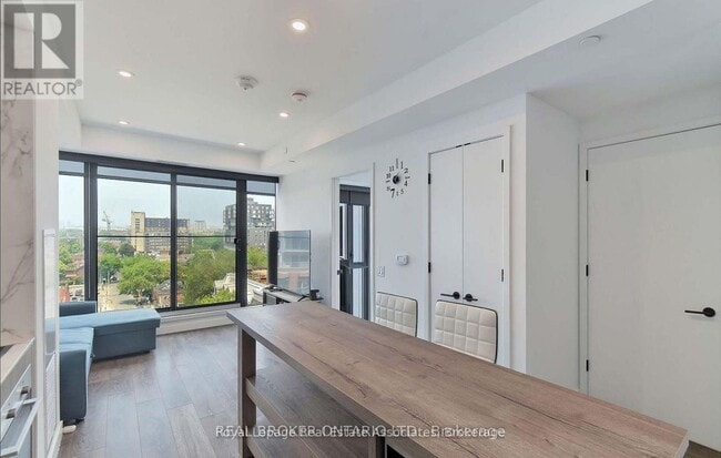 Building Photo - 505 Richmond St W