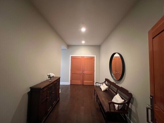 Building Photo - 2 Bed 2.5 Bath Waterfront Penthouse Condom...