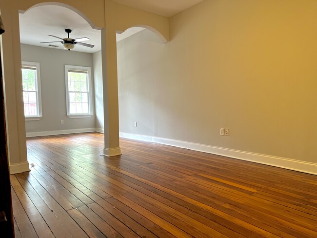 Building Photo - 406 E 31st St