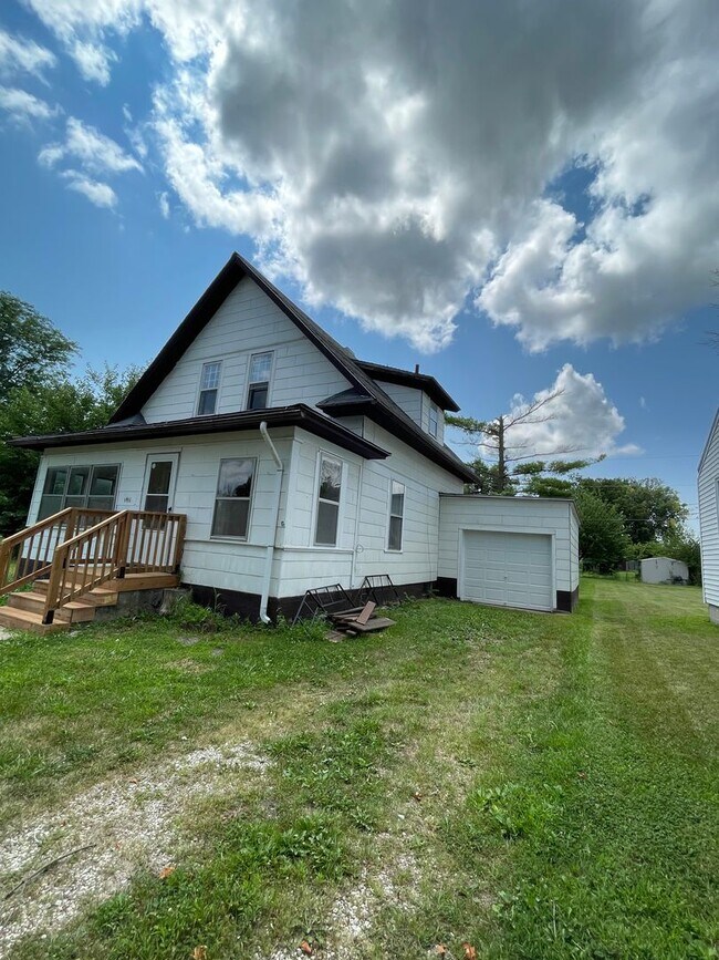 Building Photo - 3 Bedroom/ 1.5  Bath Home