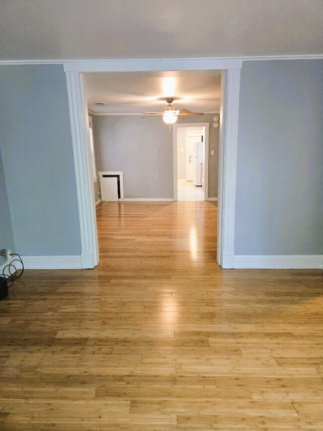 Foto del edificio - 2436 N Marshfield Ave