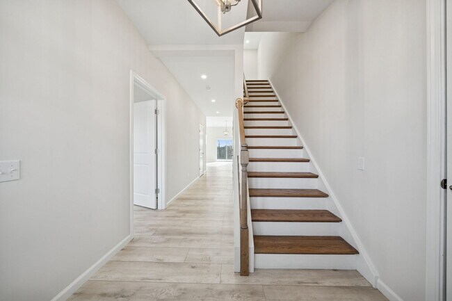 Building Photo - 2217 Lebanon Dr