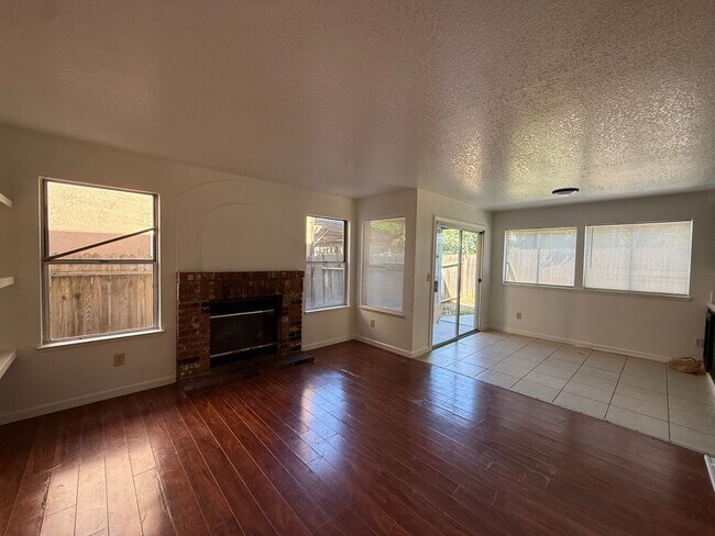Foto del edificio - 4 bed | 2.5 bath | 1712 SF | 2 Car Garage | Two Story | Tenant pays $175 monthly for WS&G